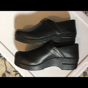 Dansko Shoes - Dansko clogs - black size 39 (8.5-9) Dansko Shoes - Dansko clogs - black size 39 (8.5-9)
